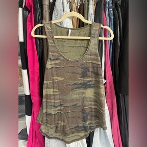 Z supply camo tank top - size large